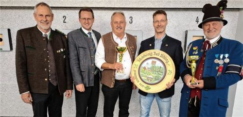 Erster Schützenmeister Georg Mayer (links) und Bürgermeister Stephan Schlier (Zweiter von links) gratulieren Stadtkönig Maik Heinke (Zweiter von rechts), dem Zweitplatzierten Paul Siersch (Mitte) sowie Hermann Bogner, der auf den dritten Platz kam. Foto Hecht