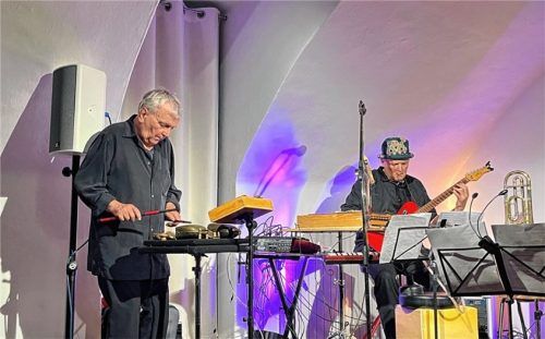 Erwin Rehling und Pit Holzapfel spielten eine Vielzahl an Klang- und Rhythmusinstrumenten. Foto Janeczka