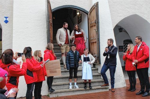 Es war ein trüber Herbsttag, als die Prinzenpaare der Inntalia vor dem Mühldorfer Rathaus die Proklamation verlasen. Gut gelaunt waren Prinz Lukas II. vom Reich der Blaulichtfischer, Prinzessin Magdalena II. vom Hof der reitenden Tänze, Prinzessin Anna I. vom Land der ökologischen Eierresidenz und Prinz Robert I., Herrscher über den festlichen Volksfestpalast, trotzdem. Foto Huckemeyer