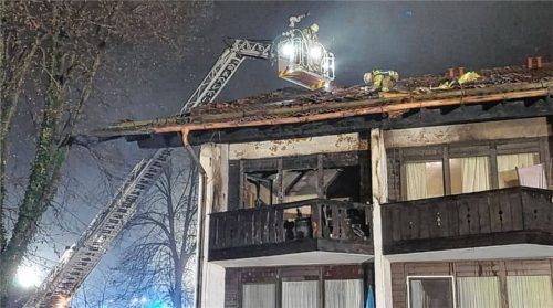 Etwa 100 Einsatzkräfte waren am Dienstagabend (5. November) in der Aiblinger Schwimmbadstraße zugegen, um den Wohnhausbrand zu bekämpfen. Foto Reisner