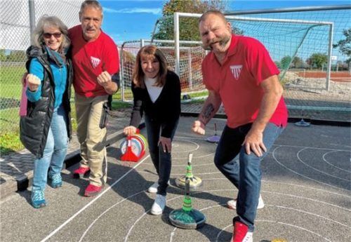 Evi, Charly, Monika und Peter (von links) feiern mit der „berühmten Sieger-Säge“ ihren Sieg.Foto neuwirth