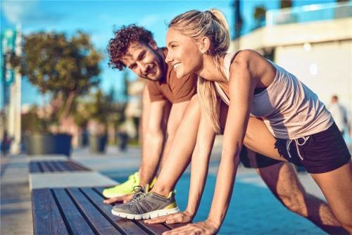 Faszien „mögen“ es, wenn sie auf verschiedene Arten angesprochen werden. Dehnen undFedern gehört dazu.Foto  adobestock