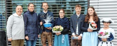 Feindliche Übernahme: (von links) Nixen-Präsident Florian Bickert, Bürgermeisterin Irene Biebl-Daiber, Prinz Max I. und Prinzessin Katharina II. mit erfolgreich erkämpftem Rathausschlüssel, Prinz Markus I. mit Prinzessin Helena I. und Funkenmariechen Sophia. Fotos  Ortner