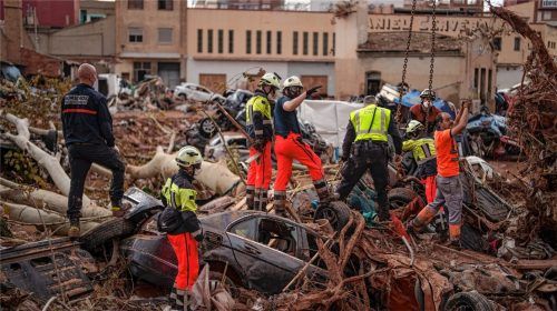 Feuerwehrleute entfernen Autos im Hochwasser-Gebiet in der spanischen Region Valencia. Die schweren Überschwemmungen haben gewaltige Zerstörungen angerichtet und weit mehr als 200 Menschenleben gefordert. Experten sind sicher: Hier zeigen sich Folgen der Klimakrise. Foto dpa