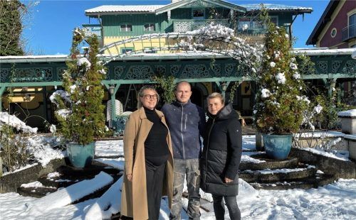 Freuen sich auf die Zukunft: Die Geschwister Lisa, Jakob und Janina der Aiblinger Gastronomen-Familie Tomschiczek wollen das Parkcafé Hotel Bihler wiederbeleben.Foto Lagler