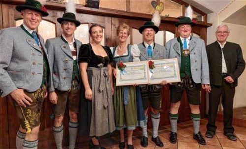 Freute sich zusammen mit den Geehrten: (von links) Vorsitzender Alfred Licht mit Christoph und Lena Erhard, Heidi und Christian Kecht, Holger Dittmar und Matthäus Gottenöf. Foto re