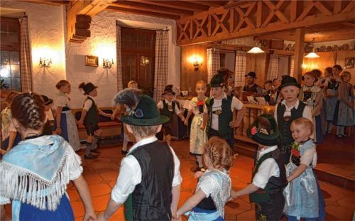 Früh übt sich: Auch die Kindergruppe des Trachtenvereins zeigte ihr Können. Foto re