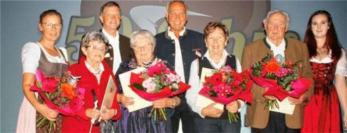 Für 50 Jahre treue Mitgliedschaft im CSW wurden geehrt: (erste Reihe, von links) Irmgard Beck, Therese Gradl, Erika Mann und Hans Haunholder. Darüber freuten sich (hinten, von links) die drei Vorstandsmitglieder Irmi Resch, Hubert Wildgruber und Alois Holzmaier sowie Angelika Resch von der Pflegedienstleitung.