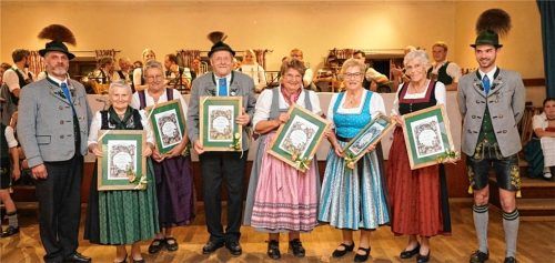 Für 60-jährige Mitgliedschaft im Nußdorfer Trachtenverein Alpenrose wurden (von links) Hilde Grad, Anni Lechner, Hans Weyerer, Christa Grandauer, Resi Oberauer und Irmgard Maurer vom Vorsitzenden Andreas Mayer (links) und dessen Stellvertreter Fabian Stuffer (rechts) geehrt.Foto Steffenhagen