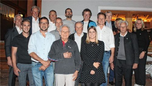 Für ihre langjährige Mitgliedschaft und Tätigkeit im Sportverein Nußdorf wurden von stellvertretendem Vorsitzenden Stefan Niederthanner (links) und Vorsitzendem Siegfried Zacher (Zweiter von links) geehrt: Johannes Niederthanner, Siegfried Zacher, Michael Staber, Helmut Ettinger, Markus Ettinger, Robert Grimmeis sowie Michael Staber, Christian Staber, Sarah Gätcke, Andi Stuffer, Christoph Niederthanner und Margit Huber. Foto Steffenhagen