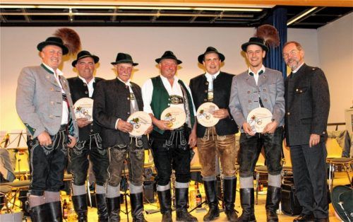 Für langjährige Treue zum Leonhardibrauchtum wurden von Andreas Kriechbaumer (links) und Pfarrer Ernst Kögler geehrt: (von links, mit Ehrengaben) Franz Schmotz, Gustl Kink, Georg Blindhammer, Thomas Stadler und Sepp Braun junior. Foto strim