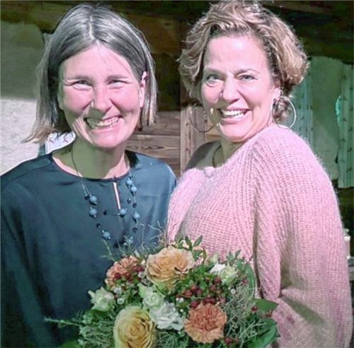 Gastgeberin Regina Hollweck (links) hatte mit Muriel Baumeister, einer bekannten Schauspielerin, eine prominente Unterstützerin nach Babensham geholt. Foto Auer