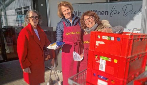 Gegenseitige Freude (von links): Semra Yazan-Bachmayr spendet unter anderem Nudeln bei der Tafel-Aktion für Bedürftige, entgegengenommen von Petra Schwaderlapp und Elisabeth Palm. Foto Bettinger