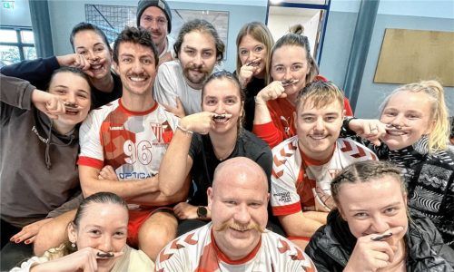 Gemeinsam für eine gute Sache: Die Handballerinnen des SV Bruckmühl unterstützen nicht nur mit ihren Zeigefinger-Schnurrbärten die „Movember-Aktion“ der Handballer. Foto Torsten Neuwirth
