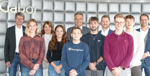 Gemeinsames Engagement für berufliche Zukunft: (von links) Andreas Bensegger, Lilly Schildhauer, Frauke Kohl, Johanna Grimmeisen, Jonathan Wiedemann, Otto Lederer, David Rettig, Jens Wucherpfennig, Alexander Klopfer, Valentin Blum und Andreas März. Foto Alfred Schubert