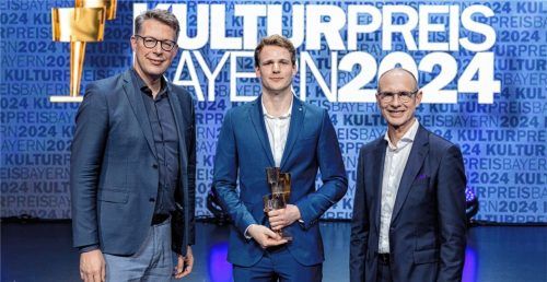 Georg Glück, Technische Hochschule Rosenheim, wurde durch den bayerischen Kunst- und Wissenschaftsminister Markus Blume (links) und Bayernwerk-Chef Dr. Egon Leo Westphal (rechts) mit dem Kulturpreis Bayern 2024 ausgezeichnet. Foto Schelbert/ Bayernwerk