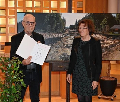 Gerhard Prokop hat die „Triple Crown des Rosenheimer Kulturlebens“ erreicht: Nach dem Förderpreis der Stadt und dem Kunstpreis des Kunstvereins Rosenheim hat er nun auch den Rosenheimer Kulturförderpreis bekommen. Rosenheims Dritte Bürgermeisterin Gabriele Leicht überreichte die Auszeichnung .Foto Schlecker