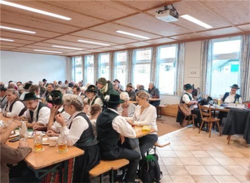 Gesellig ging es im Trachtenheim beim Ochsen- und Kesselfleischessen zu. Foto Re