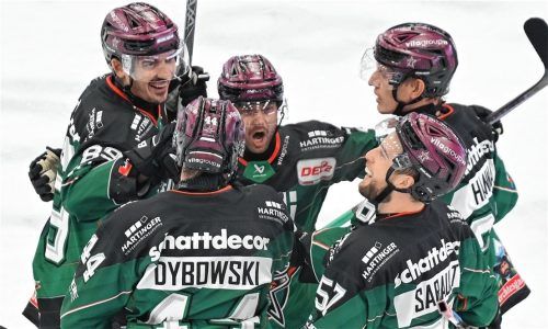 Gleich drei Neue beim Jubel: Zack Dybowski, Ville Järveläinen und Charlie Sarault freuen sich mit Shane Hanna (rechts) über einen Treffer von Stefan Reiter (links).Foto Hans-Jürgen Ziegler