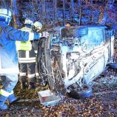 Pkw überschlägt sich auf Kreisstraße