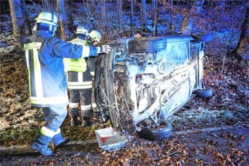 Glück im Unglück hatte der Fahrer dieses Wagens, der sich bei Rechtmehring überschlug und auf der Seite liegen blieb. Foto fib/Eß