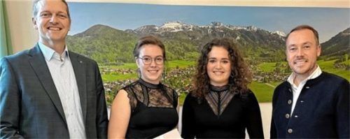 Glückwünsche fürs „Heiraffe Harfenduo“ mit (Mitte, von links) Katharina Thaurer und Johanna Stein gab‘s auch von Bürgermeister Simon Frank (links) und Tourismuschef Herbert Reiter. Foto Bauer