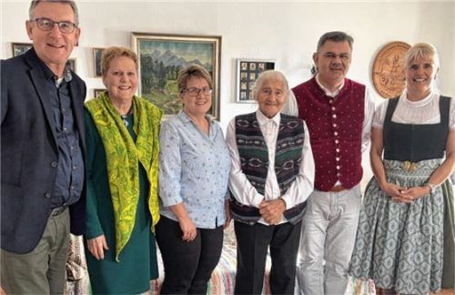 Glückwünsche zum 90. Geburtstag von Resi Moser (Dritte von rechts) kamen von (von links) Bürgermeister Georg Huber, Marianne Huber, Andrea Weyerer, Günter Schmitzberger und Ramona Sattlberger.Foto re