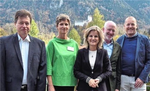 GPA-Vorsitzender Elmar Stegmeier, Klinikleiterin Simone Schlenke, Daniela Ludwig, der Zweite Bürgermeister von Aschau, Michael Andrelang, und der CSU-Ortsvorsitzende Sven Herrmann.Foto re