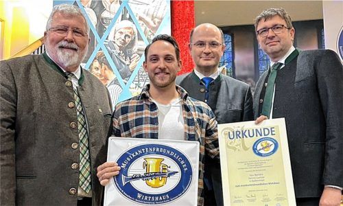 Große Ehre für Dennis Gärtner (Zweiter von links): Landtagsabgeordneter Sebastian Friesinger (links), Finanz- und Heimatminister Albert Füracker (Zweiter von rechts) und Thomas Quiram (Dehoga Bayern) gratulieren dem Kolbermoorer Gastronomen zur Auszeichnung „musikantenfreundliches Wirtshaus“. Foto re