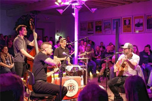 Große Spielfreude beim Konzert: (von links) Korbinian Kugler (Kontrabass), Florian Starflinger (Geige, Gesang), Johannes „Jojo“ Vogt (Schlagzeug, Gesang) und Kamil Müller (Gesang, Gitarre). Foto seitz