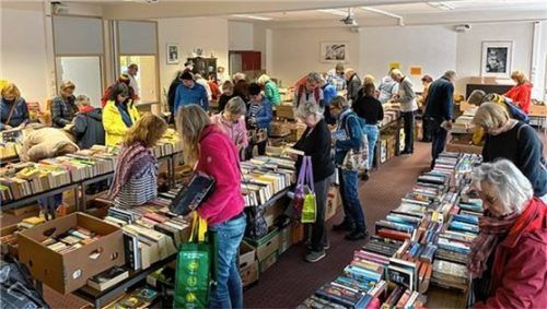 Großer Andrang beim BRK-Bücherflohmarkt.Foto re