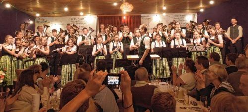 Gut besucht war der Konzertabend der Hochstätter Musi und der Jungmusikanten.Foto Sollinger