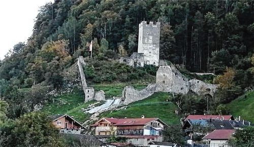 Gute Nachricht für das Wahrzeichen des Inntals: Der durch das Starkregenereignis im Juni zerstörte Teil der Burgmauer der Ruine Falkenstein wird wieder aufgebaut. Foto  Hampel