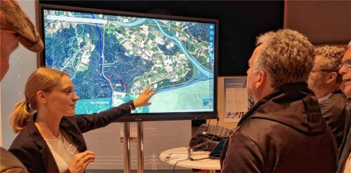 Haiminger Bürger bei der Info-Veranstaltung von TenneT in Burghausen: Erstmals wurden zwei mögliche Areale für den Bau des Umspannwerks bekannt gemacht. Foto Haindl