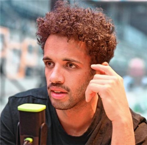 „Hart gecheckt“ mit Lukas Laub. Der Starbulls-Stürmer ist zu Gast im OVB-Podcast.Foto Obermaier