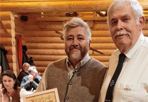 Helmut Ostermann (links) erhielt aus der Hand des Vorsitzenden Bernd Wagner das Verdienstzeichen für 25-jährige Vereinstreue bei der KSK Sachrang.Foto Rehberg