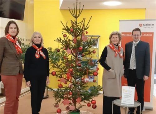 Hoffen, dass alle 130 Wünsche gepflückt und erfüllt werden: (von links) Iris Muijs, Christina von Rohr, Christina Lobkowicz, Leiterin des Malteser Besuchsdienstes, sowie Bürgermeister Stephan Schlier. Foto re