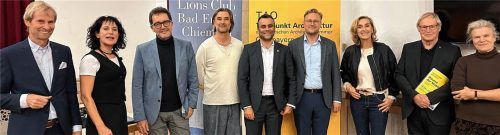 Im engen Austausch: (von links) Jörg Hofmann, Schatzmeister Lions Club Chiemsee-Westufer, Christine Degenhart, Architektin, Präsidentin Lions Club Bad Endorf-Chiemgau, Prof. Dr. Oliver Weigel, Geschäftsführer IBA GmbH, Dr. Alexander Simon, Lions Club Chiemsee-Westufer, Alois Loferer, Architekt, Bürgermeister Marktgemeinde Bad Endorf, Dr. med. Gerardo Farese, Augencentrum Rosenheim, Doris Lackerbauer, Architektin, Vorstand Bayerische Architektenkammer, Leiterin des Staatlichen Bauamtes Rosenheim Hans Romstätter, Architekt, Vorsitzender TAO, Traunstein und Ingrid Reiser, Vorsitzende Hilfswerk Lions Club Bad Endorf-Chiemgau.Foto privat