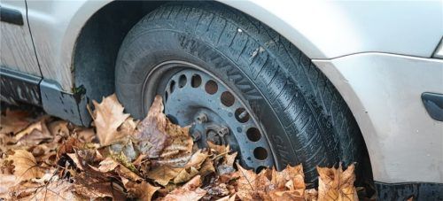 Im Herbst müssen Autofahrer auf tückische Gefahren achten. Foto dpa
