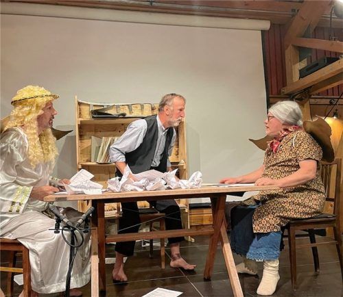 Im himmlischen Amt kümmerten sich Stacherus (Rupert Hausstätter, rechts), Hoficus (Hans Schmid, Mitte) und Ricardus (Richard Mühlbauer, links) um das Aufräumen des Archivs. Fotos Kirchner