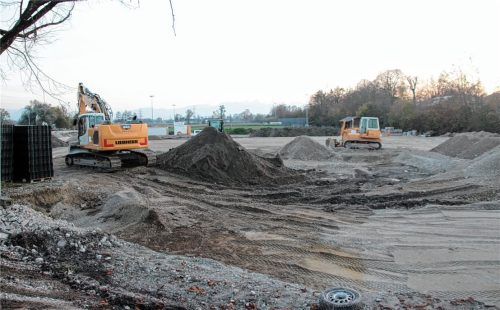 Im nördlichen Bereich des Gebiets wird bereits für den geplanten Supermarkt gebaut. Noch unklar ist, wie der sich anschließende mittlere Teil konkret bebaut wird. Foto Reisner