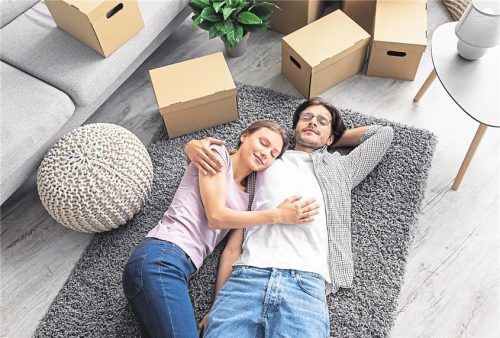 In jungen Jahren zusammenzuziehen, scheitert oft an den Kosten. Foto Milkos/Panthermedia