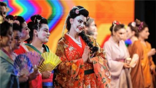 In prächtigen Kimonos zogen die Geishas das Publikum stimmlich und visuell in ihren Bann. Foto Lamprecht