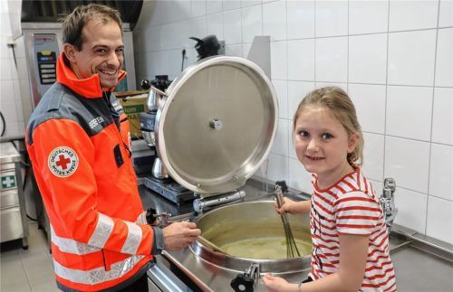 Ist Hunger wirklich der beste Koch? Theresa aus der Regenbogengruppe probiert es mit Markus Schuler, der beruflich für Kinder kocht und ehrenamtlich als BRK-Kraft für Unglücksopfer, im Kindergarten Thansau aus. Foto simeth
