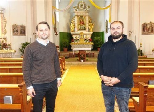 Ivan Vynnyk (links) und Vitali Bilyk in der Pfarrkirche Christkönig. Foto Hötzelsperger