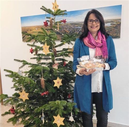 Jutta Hauser vom Bürgerbüro kümmert sich um den Wunsch- baum und die Sterne-Aktion. Foto Kirchner