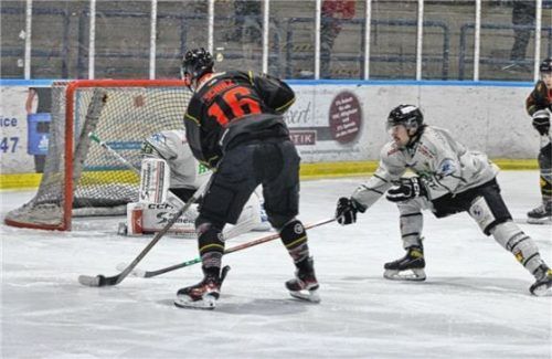 Kein Tor: Bad Aiblings Marcel Schulz (links) vergab diese Chance.Foto Hadersbeck