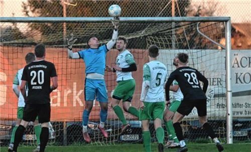 Keine Tore fielen im Derby zwischen dem SV Ostermünchen und dem SV Tattenhausen. Hier verhindert Gäste-Tormann Mario Bachmeier einen Treffer.Foto Franz Ruprecht