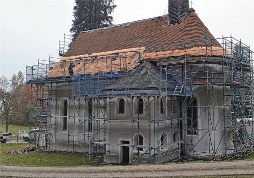 Kirchwaldbesucher können bereits den Fortschritt bei der Neueindeckung des Daches erkennen.Foto Steffenhagen
