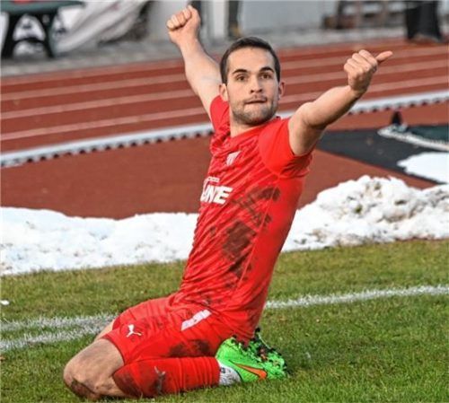 Können und Selbstbewusstsein: Maxi Gürtler erzielte zwei Traumtore zum Bruckmühler Sieg.Foto Franz Ruprecht